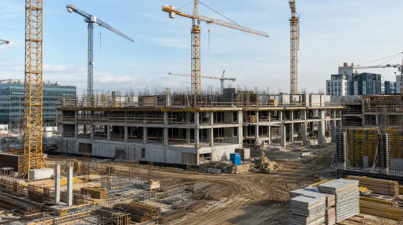 После продажи здания Сбербанка в Омске ищут нового владельца для помещений его экс-конкурента